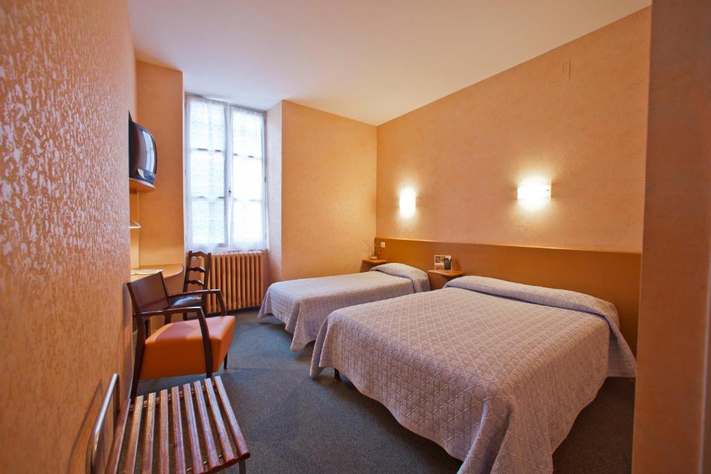 Logis Hotel De France Arudy Ruang foto