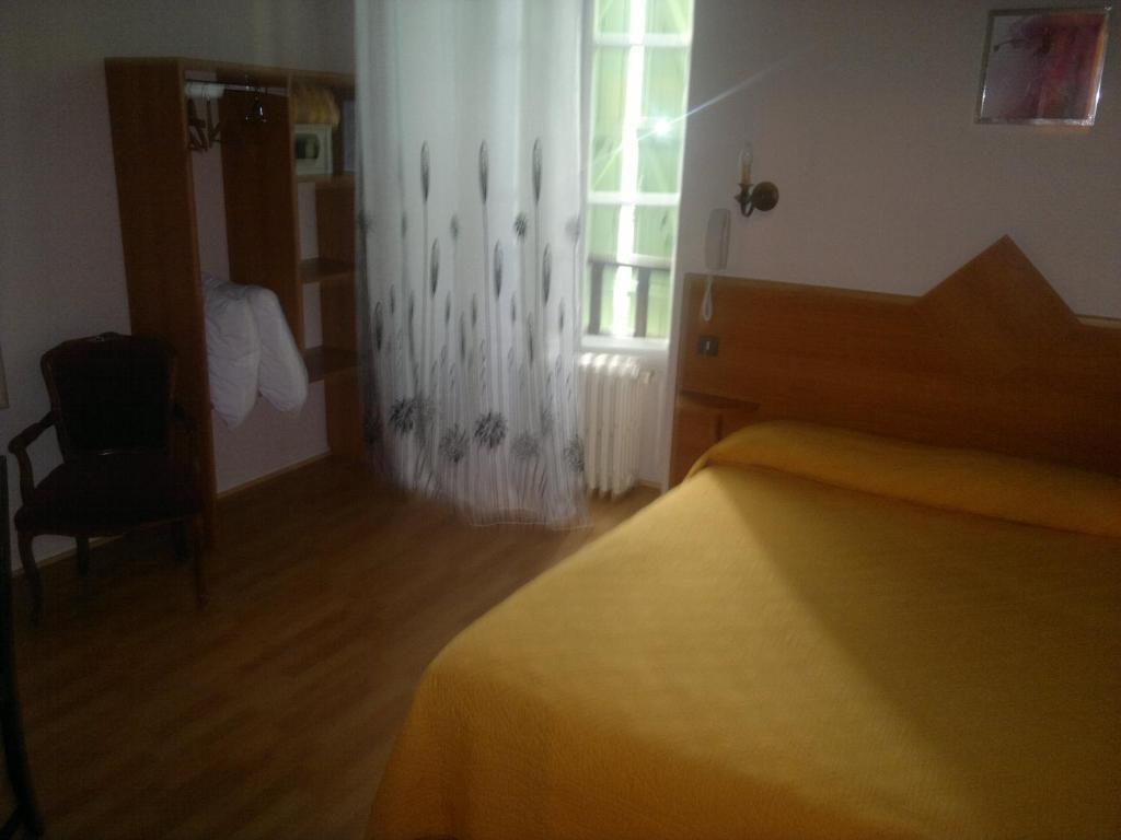Logis Hotel De France Arudy Ruang foto