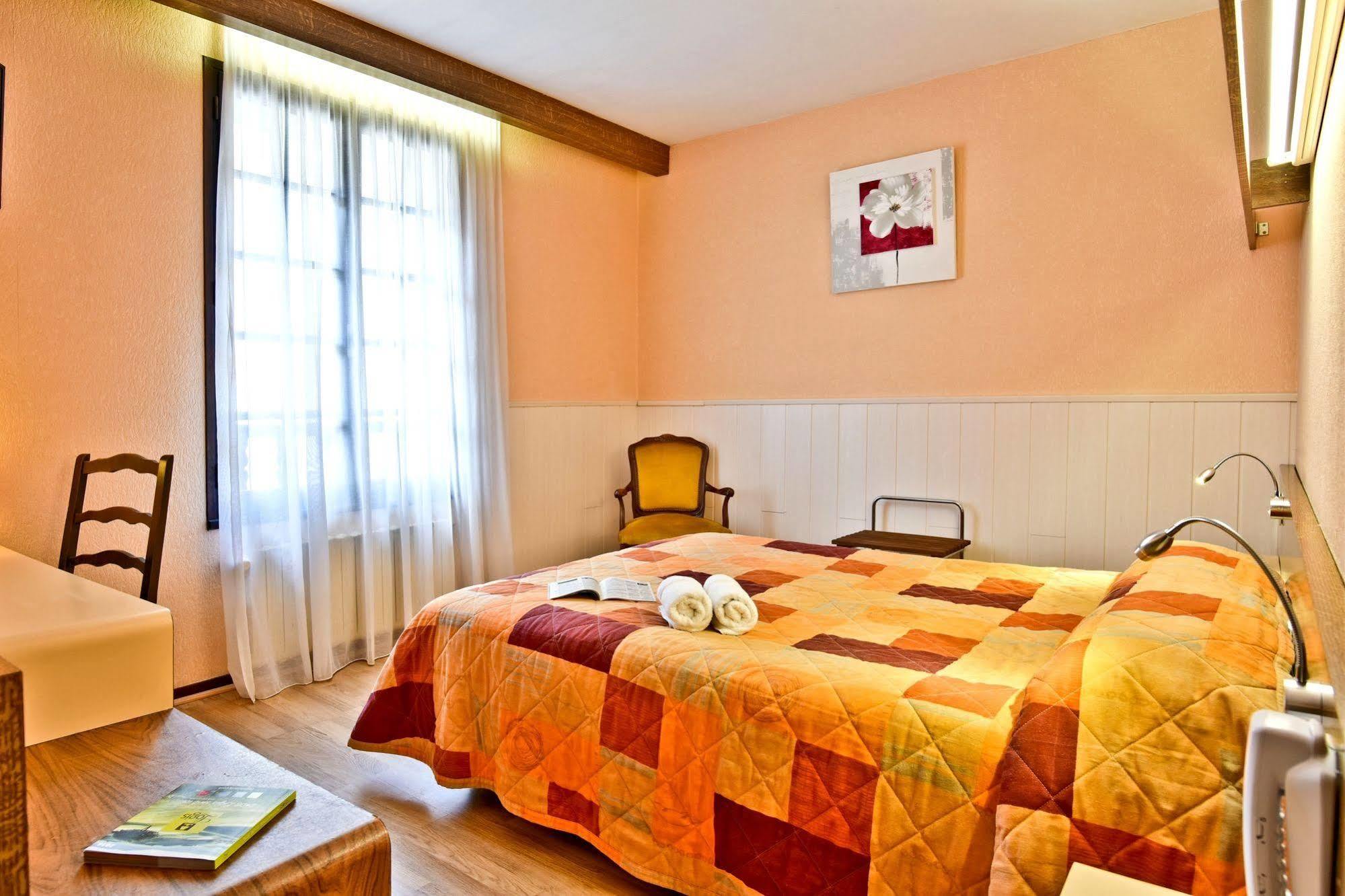 Logis Hotel De France Arudy Bagian luar foto