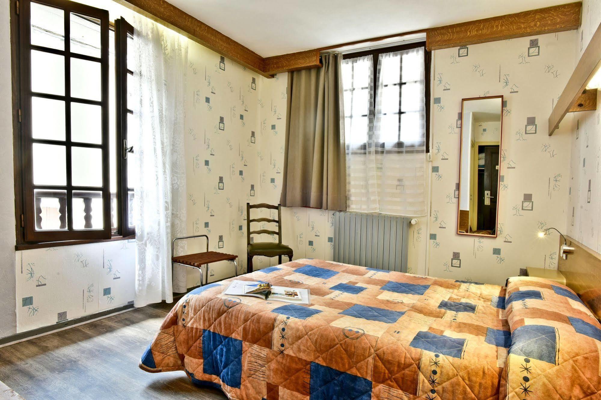 Logis Hotel De France Arudy Bagian luar foto
