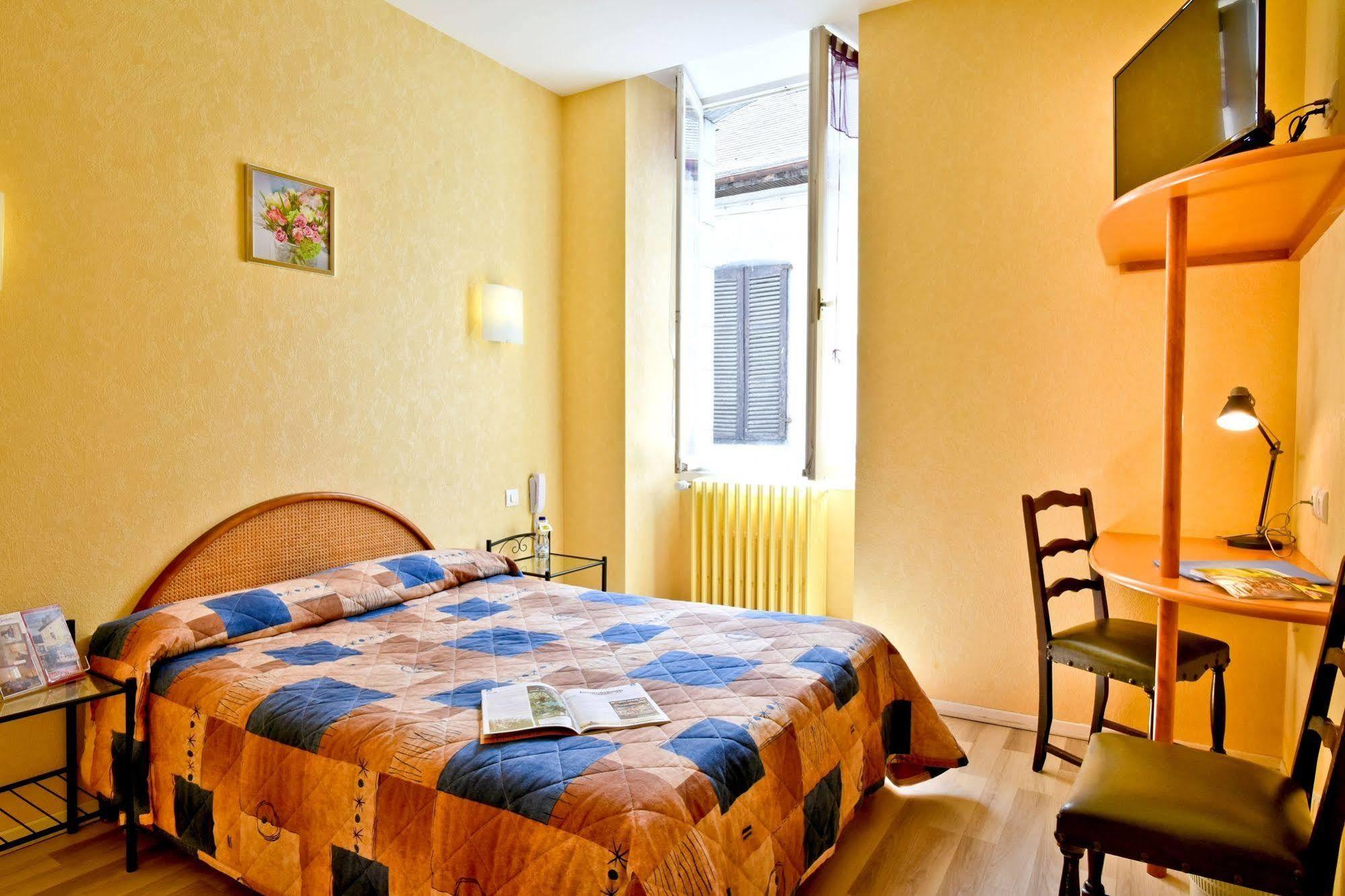 Logis Hotel De France Arudy Bagian luar foto