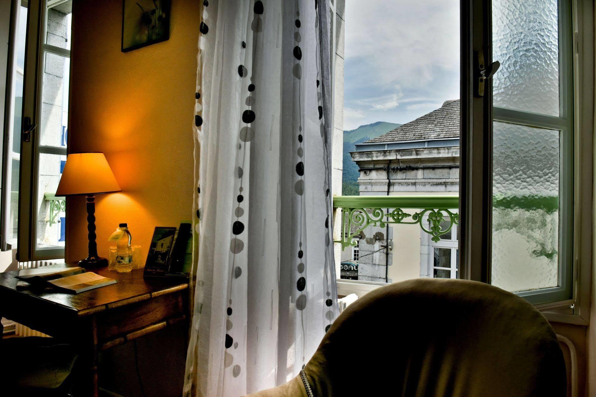 Logis Hotel De France Arudy Bagian luar foto