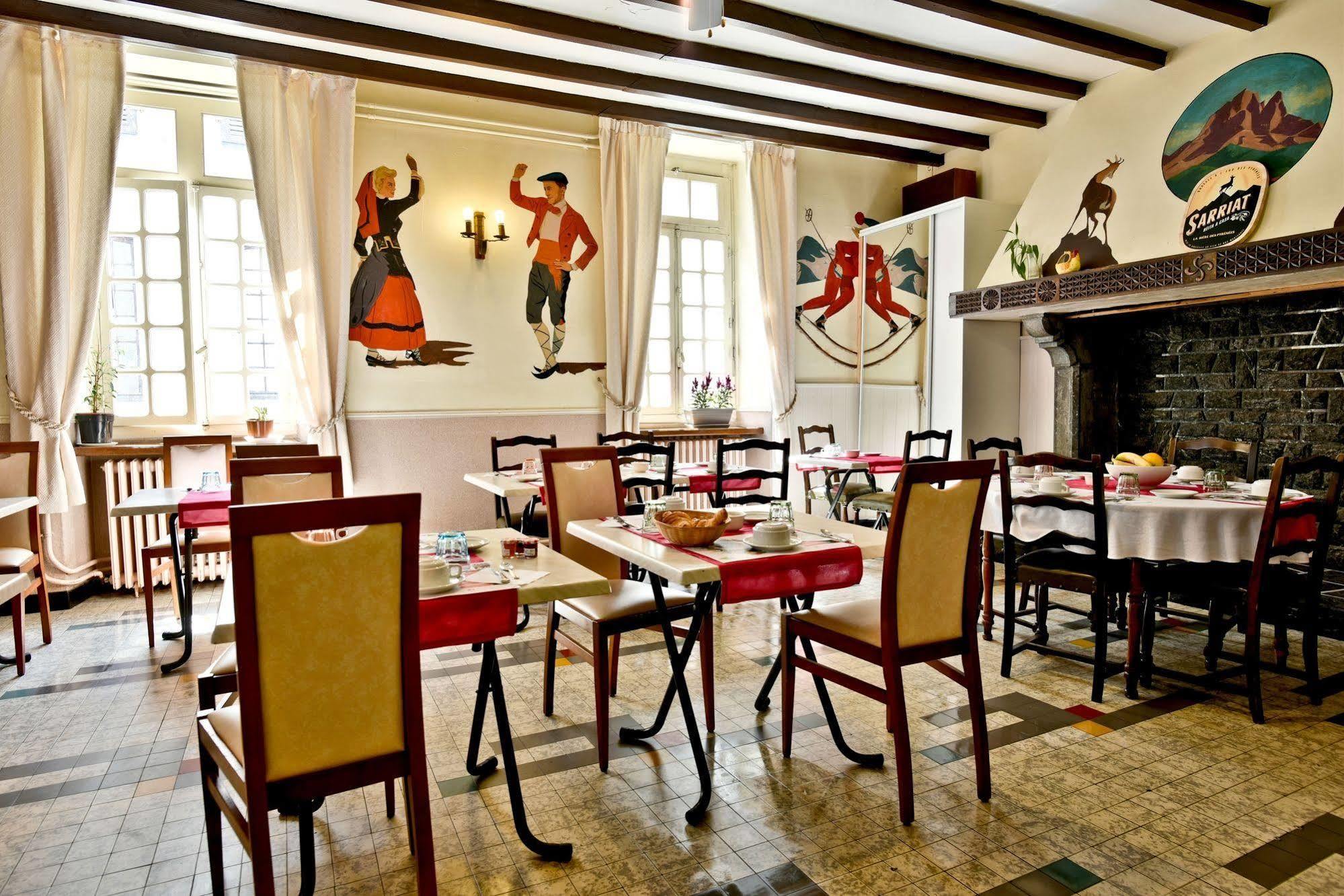 Logis Hotel De France Arudy Bagian luar foto